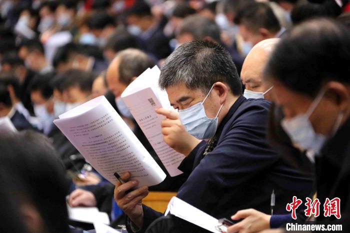 圖為山東人大代表、政協(xié)委員現(xiàn)場聽取政府工作報告。　沙見龍 攝