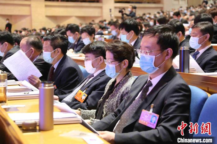 圖為山東人大代表、政協(xié)委員現(xiàn)場聽取政府工作報告。　趙曉 攝