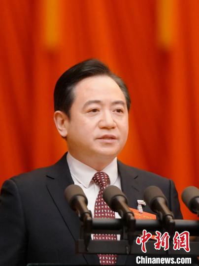 杭州市長劉忻作政府工作報(bào)告?！∴嵆袖h 攝