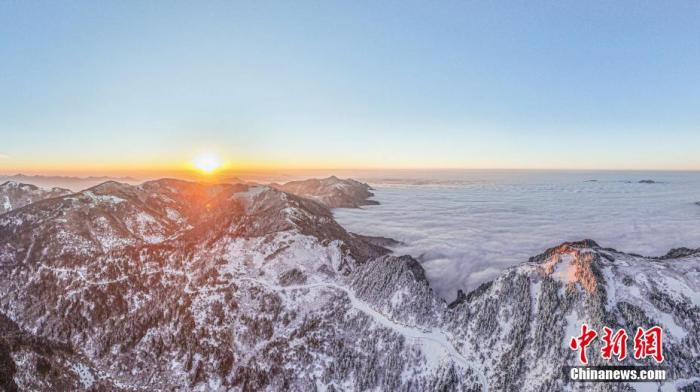 湖北神農(nóng)架冬日云海浩瀚磅礴。李開宇 攝