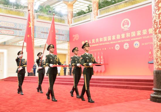 2019年9月29日，禮兵護送“共和國勛章”“友誼勛章”和國家榮譽稱號獎章入場。當日上午10時，中華人民共和國國家勛章和國家榮譽稱號頒授儀式在北京人民大會堂隆重舉行。新華社記者 丁海濤 攝