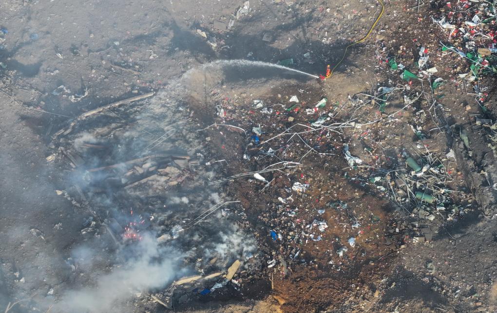 患排查及整改回復(fù)表”,上面顯示,4家協(xié)會(huì)會(huì)員企業(yè)在今年5月18日對(duì)山洲煙花的一次檢查里共找出15個(gè)問題,其中不乏靜電觸摸器損壞、半成品中轉(zhuǎn)庫門未關(guān)、藥品中轉(zhuǎn)無消防提水桶、黑火藥中轉(zhuǎn)消防池破損等明顯安全隱患。一周之后,協(xié)會(huì)對(duì)山洲煙花完成的整改進(jìn)行了驗(yàn)收。
熊井清說,他曾多次去過山洲煙花,發(fā)現(xiàn)企業(yè)除了一些硬件上的安全隱患外,還有員工秩序混亂、隨意走動(dòng)等現(xiàn)象。他多次當(dāng)面告誡徐合平,并將發(fā)現(xiàn)的問題向應(yīng)急管理部門上報(bào)?!靶旌掀矫看味汲姓J(rèn)并整改,但現(xiàn)在看來,他根本沒有從思想根源上重視?!毙芫逭f。
記者調(diào)查發(fā)現(xiàn),當(dāng)?shù)匕踩O(jiān)管部門對(duì)山洲煙花違規(guī)生產(chǎn)的監(jiān)管存在流于表面等問題,而山洲煙花的應(yīng)對(duì)態(tài)度則是“一查就‘改’,‘改’了再犯”。
記者查閱相關(guān)臺(tái)賬發(fā)現(xiàn),僅今年1月3日至6月14日,企業(yè)接受各種檢查超過40次,其中縣級(jí)檢查5次,鎮(zhèn)村兩級(jí)檢查36次。檢查次數(shù)不可謂不頻,但從處理結(jié)果來看,這些執(zhí)法處理大多停留在“口頭警告”“責(zé)令整改”等形式。近3年3次立案處罰罰款金額僅分別為3萬元、4.2萬元、1.5萬元。
多名受訪者表示,針對(duì)長(zhǎng)期出現(xiàn)問題的企業(yè),應(yīng)采取包括責(zé)令停產(chǎn)、頂格處罰等在內(nèi)的有力措施;不痛不癢如“毛毛雨”的處罰方式,可能助長(zhǎng)企業(yè)的僥幸心理。
產(chǎn)業(yè)要發(fā)展 政績(jī)觀更不能出偏差
臨澧縣是全國(guó)煙花爆竹生產(chǎn)重點(diǎn)縣,煙花爆竹產(chǎn)業(yè)是其支柱產(chǎn)業(yè)之一。
記者了解到,當(dāng)?shù)?024年煙花爆竹全產(chǎn)業(yè)鏈產(chǎn)值達(dá)到60億元,并提出“到2026年,全產(chǎn)業(yè)鏈產(chǎn)值達(dá)到100億元”的目標(biāo)。然而,多起安全事故暴露出當(dāng)?shù)厝匀淮嬖诎踩拙€讓位于產(chǎn)業(yè)發(fā)展的政績(jī)觀偏差問題。
![